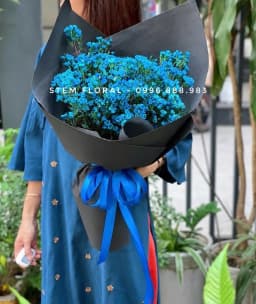 Góc 1 của Sắc xanh huyền bí — Những nhánh thanh liễu với hoa nhỏ mang sắc xanh nổi bật trong giấy đen xếp mở, đi cùng nơ xanh thả dài