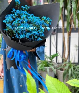 Góc 2 của Sắc xanh huyền bí — Những nhánh thanh liễu với hoa nhỏ mang sắc xanh nổi bật trong giấy đen xếp mở, đi cùng nơ xanh thả dài