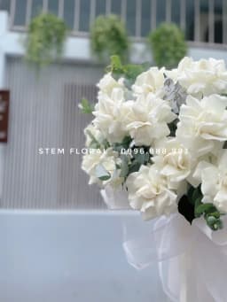 Góc 2 của Trắng trong veo — Những bông hồng trắng xen cụm hoa nhỏ trắng và lá xanh bạc, tạo dáng bó thoáng