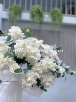 Góc 3 của Trắng trong veo — Những bông hồng trắng xen cụm hoa nhỏ trắng và lá xanh bạc, tạo dáng bó thoáng
