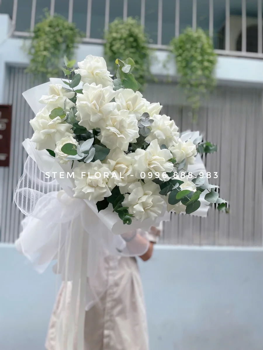 Trắng trong veo — Những bông hồng trắng xen cụm hoa nhỏ trắng và lá xanh bạc, tạo dáng bó thoáng