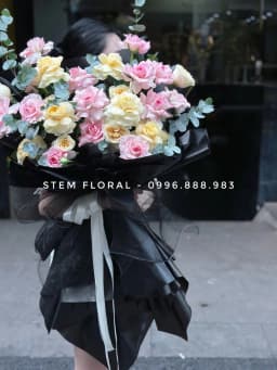 Góc 4 của Vườn hoa huyền sắc — Hoa hồng màu hồng phấn và vàng kem phối lá xanh trong giấy đen