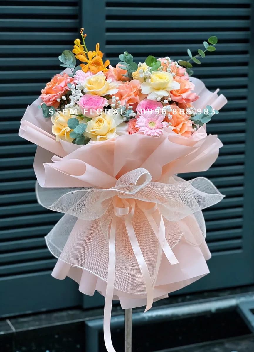 Vườn pastel ban mai — Hoa hồng màu đào, hồng phấn và vàng kem phối hoa đồng tiền hồng cùng lá xanh bạc