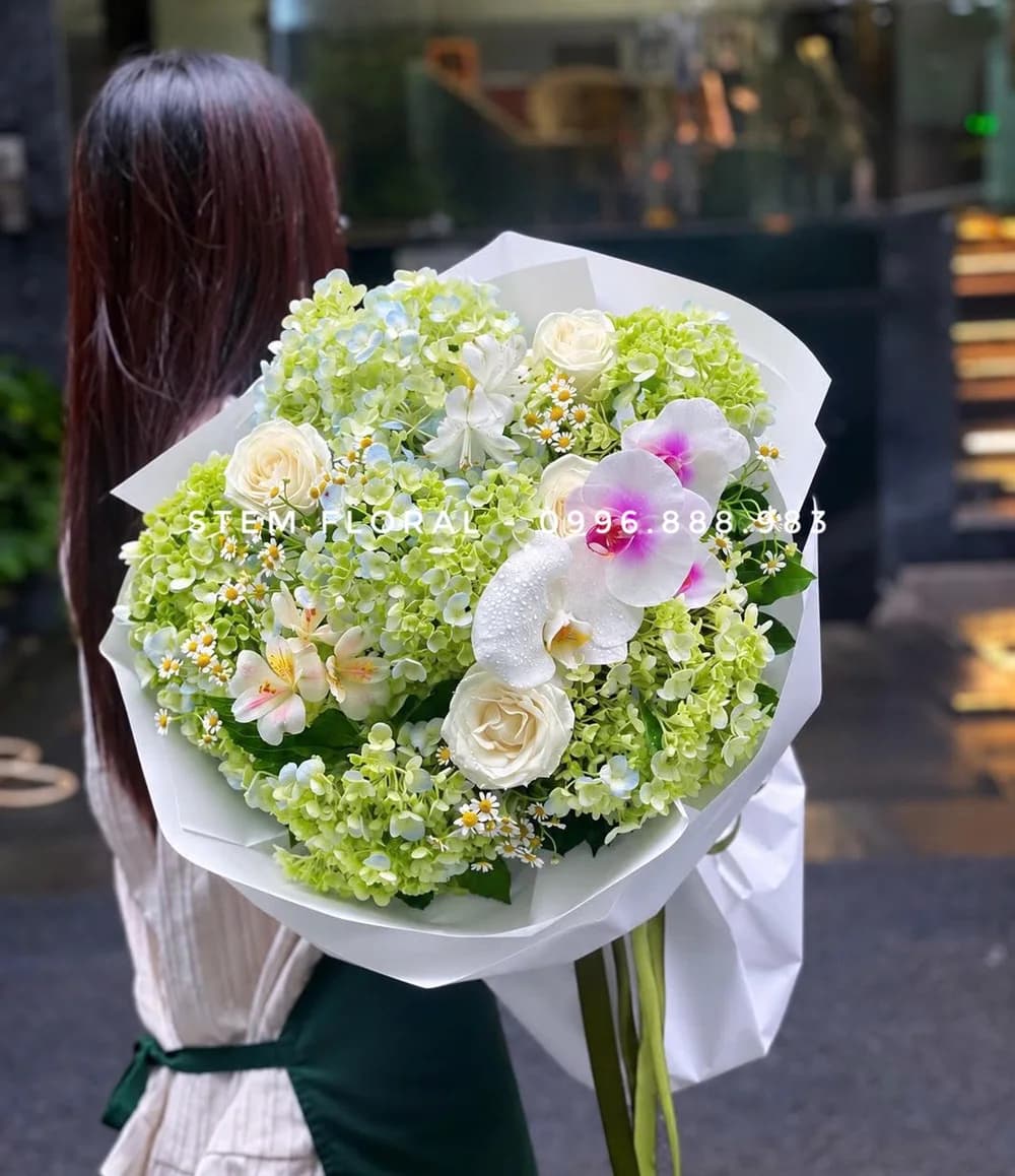 Vườn xanh trắng trao tay — Cẩm tú cầu xanh non phối hoa hồng trắng và lan hồ điệp trắng tím