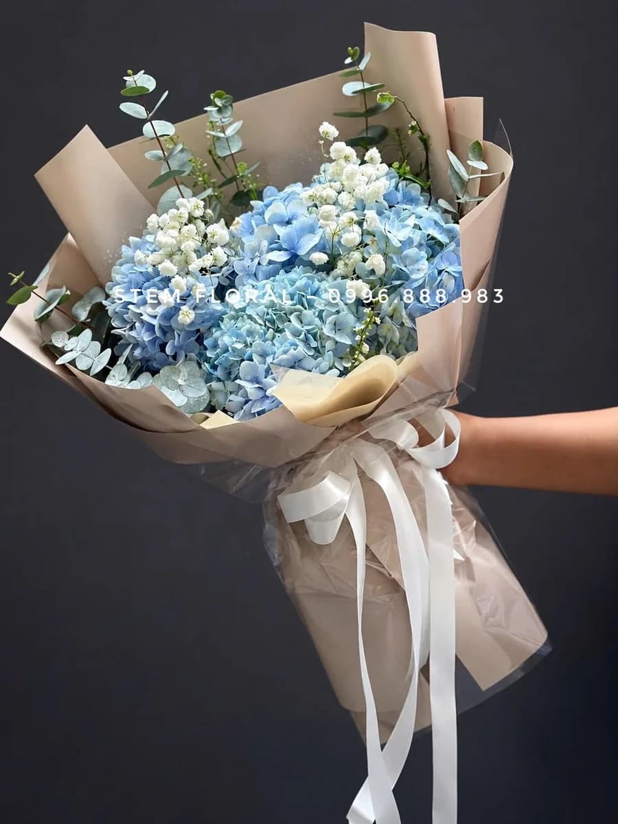Sắc xanh mộc mạc — Những cụm cẩm tú cầu xanh nhạt nằm trong các lớp giấy nâu xếp cao thấp