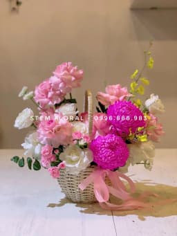 Góc 1 của Vườn hồng thạch anh — Hoa hồng phấn và trắng phối cúc tròn màu hồng tím trong giỏ mây