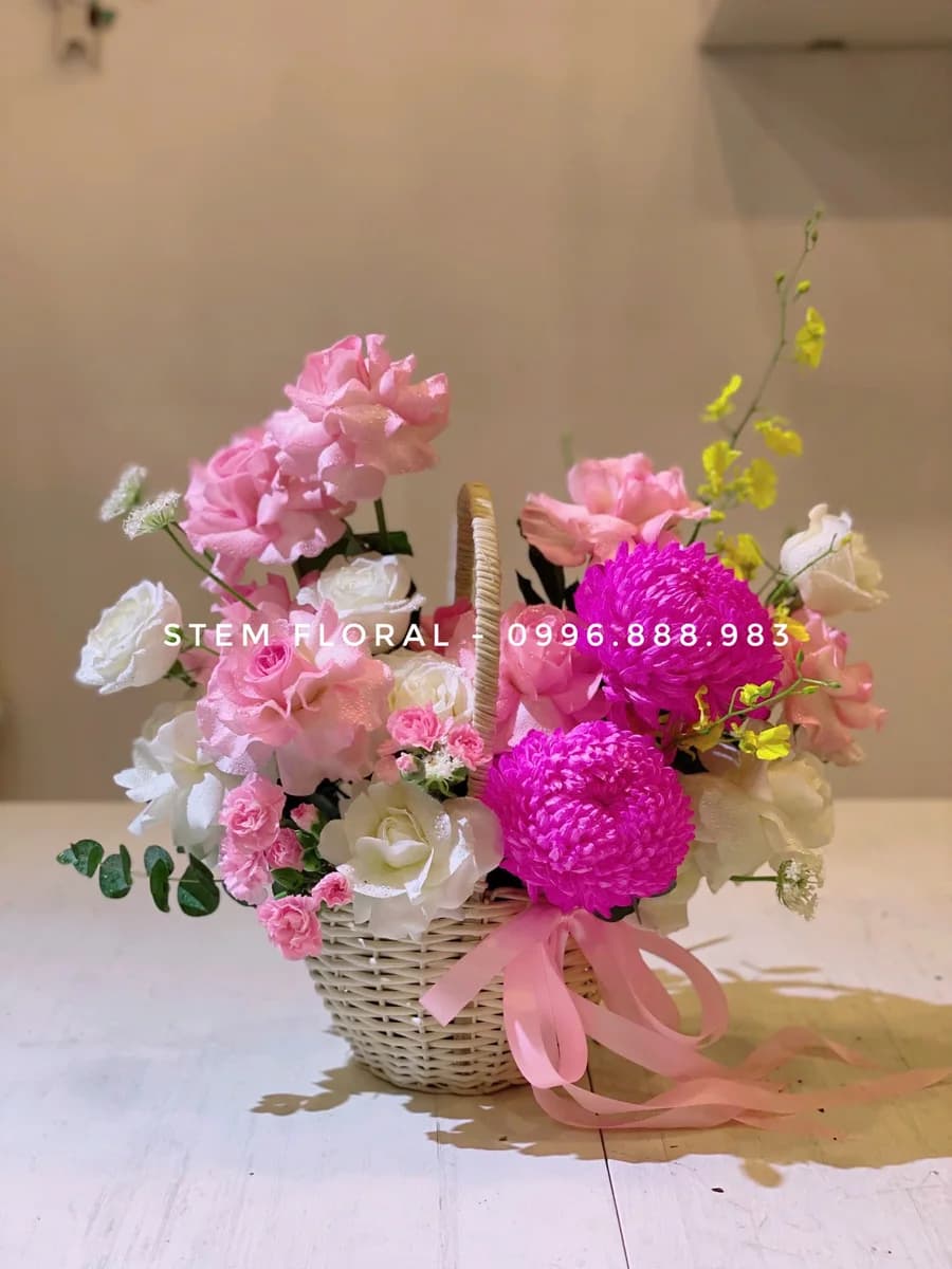 Vườn hồng thạch anh — Hoa hồng phấn và trắng phối cúc tròn màu hồng tím trong giỏ mây