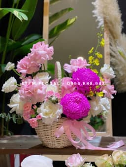 Góc 2 của Vườn hồng thạch anh — Hoa hồng phấn và trắng phối cúc tròn màu hồng tím trong giỏ mây