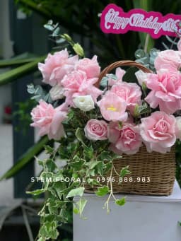 Góc 2 của Giỏ hồng dịu dàng — Những bông hoa hồng phấn với nhiều lớp cánh được cắm quanh quai giỏ mây