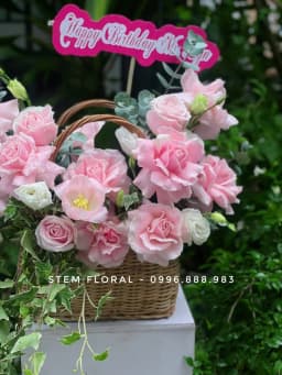 Góc 3 của Giỏ hồng dịu dàng — Những bông hoa hồng phấn với nhiều lớp cánh được cắm quanh quai giỏ mây