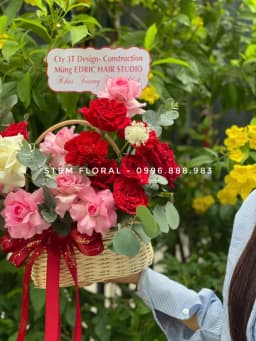 Góc 1 của Giỏ lời chúc đỏ hồng — Hoa đỏ hồng phối những bông kem sáng và các nhánh xanh quanh quai giỏ