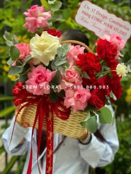 Góc 3 của Giỏ lời chúc đỏ hồng — Hoa đỏ hồng phối những bông kem sáng và các nhánh xanh quanh quai giỏ