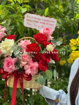 Góc 2 của Giỏ lời chúc đỏ hồng — Hoa đỏ hồng phối những bông kem sáng và các nhánh xanh quanh quai giỏ