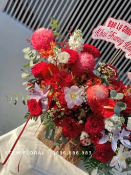 Góc 2 của Lời chúc rực rỡ — Hoa hồng đỏ và cúc hồng được phối thành dáng xòe rộng, xen các điểm hoa sáng màu và lá xanh