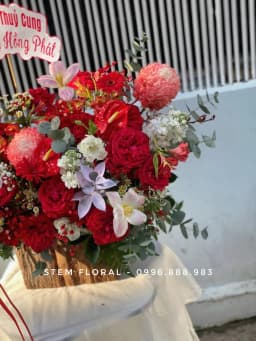 Góc 3 của Lời chúc rực rỡ — Hoa hồng đỏ và cúc hồng được phối thành dáng xòe rộng, xen các điểm hoa sáng màu và lá xanh