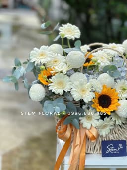 Góc 2 của Nắng trong giỏ — Hướng dương vàng xen cùng hoa trắng kem và những chiếc lá tròn xanh bạc