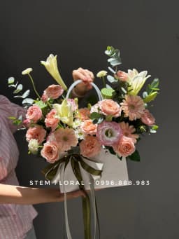 Góc 3 của Vườn hoa sắc đào — Các bông hoa sắc đào và hồng ấm được sắp xếp cao thấp quanh quai giỏ