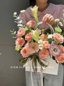 Góc 4 của Vườn hoa sắc đào — Các bông hoa sắc đào và hồng ấm được sắp xếp cao thấp quanh quai giỏ