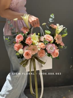Góc 5 của Vườn hoa sắc đào — Các bông hoa sắc đào và hồng ấm được sắp xếp cao thấp quanh quai giỏ