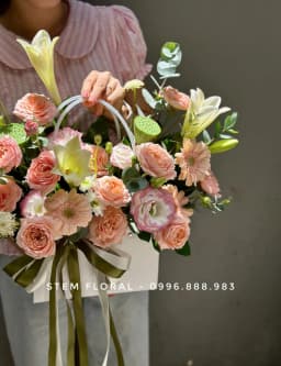 Góc 6 của Vườn hoa sắc đào — Các bông hoa sắc đào và hồng ấm được sắp xếp cao thấp quanh quai giỏ