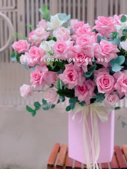 Góc 2 của Khu vườn hồng — Hoa hồng phấn được sắp xếp thành dáng xòe trên hộp hồng cao, xen lá tròn xanh bạc