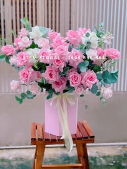 Góc 1 của Khu vườn hồng — Hoa hồng phấn được sắp xếp thành dáng xòe trên hộp hồng cao, xen lá tròn xanh bạc