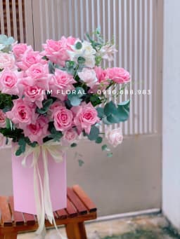 Góc 3 của Khu vườn hồng — Hoa hồng phấn được sắp xếp thành dáng xòe trên hộp hồng cao, xen lá tròn xanh bạc