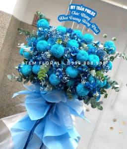 Góc 2 của Sắc xanh khởi đầu — Các cụm hoa tròn xanh đậm và xanh sáng tạo thành khối hoa lớn trên chân kệ