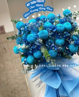 Góc 3 của Sắc xanh khởi đầu — Các cụm hoa tròn xanh đậm và xanh sáng tạo thành khối hoa lớn trên chân kệ