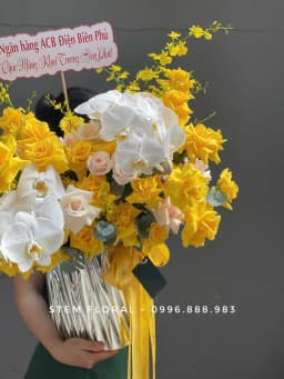 Góc 3 của Lẵng nắng vàng mây trắng — Những nhánh hoa vàng vươn cao quanh cụm hoa trắng ở giữa