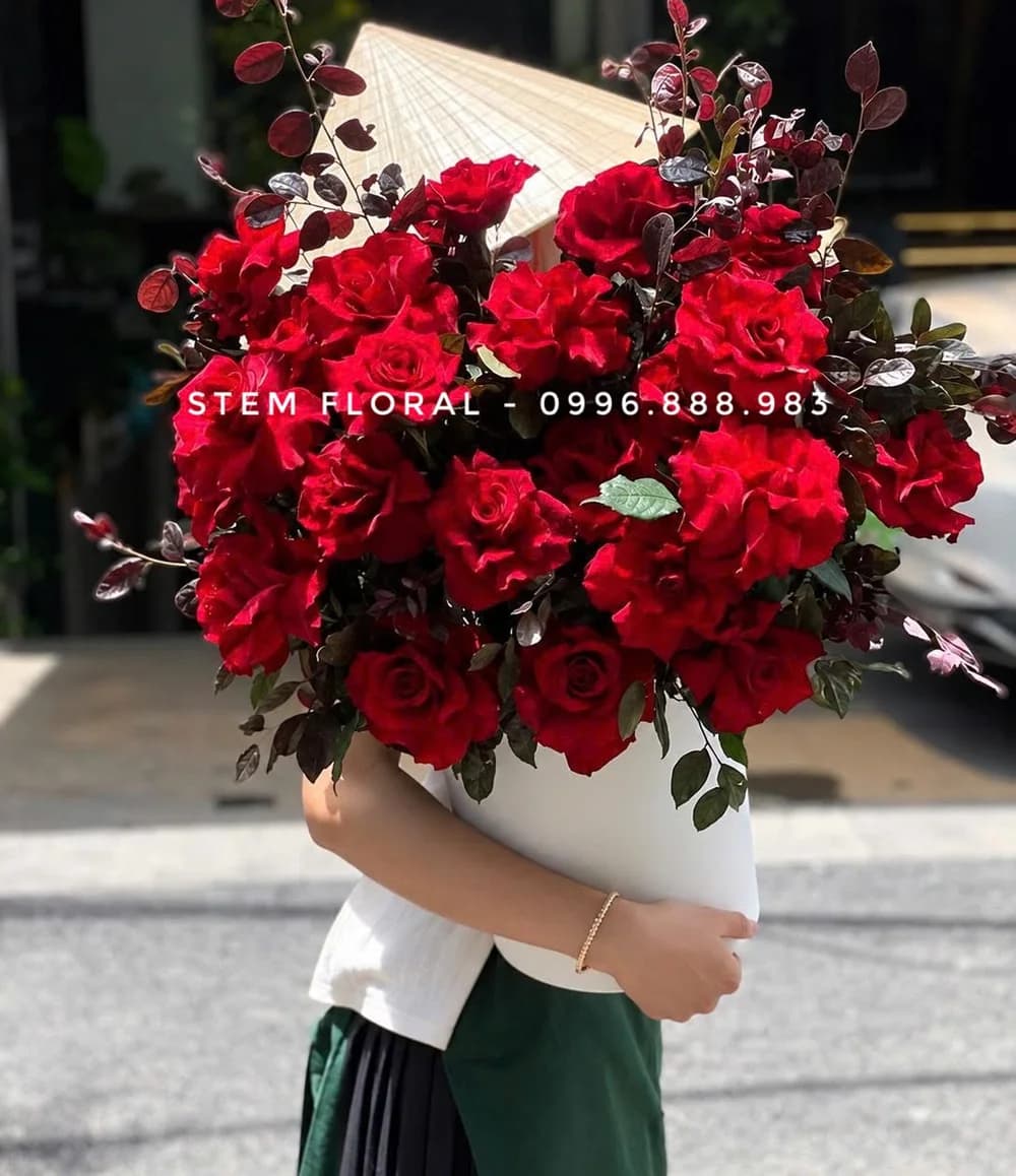 Hồng đỏ trầm hương — Hoa hồng đỏ phối lá sẫm màu trong bình xám