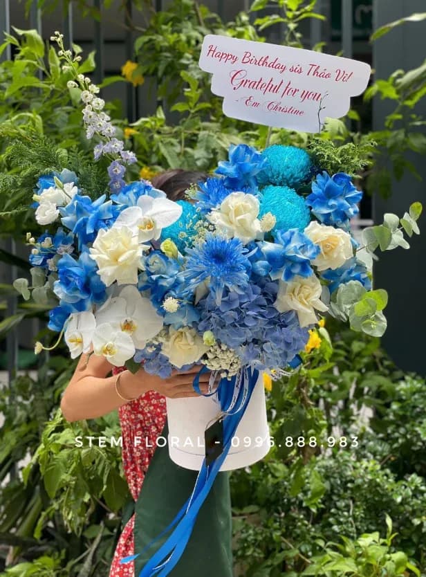 Bình hoa trời xanh — thiết kế hoa của Stem Floral