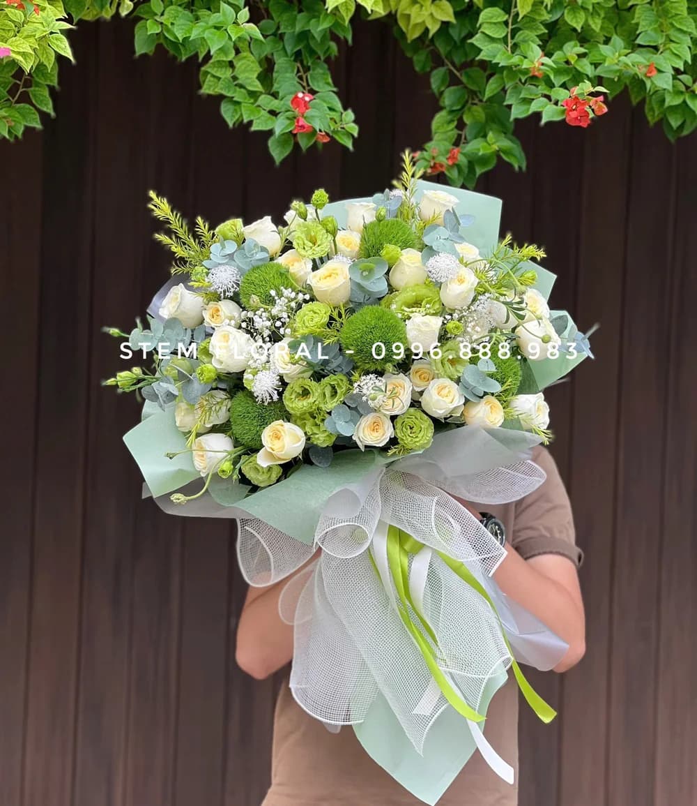 Vườn kem xanh — Hoa hồng kem phối cúc xanh non và các nhánh hoa nhỏ trắng trong giấy sáng màu